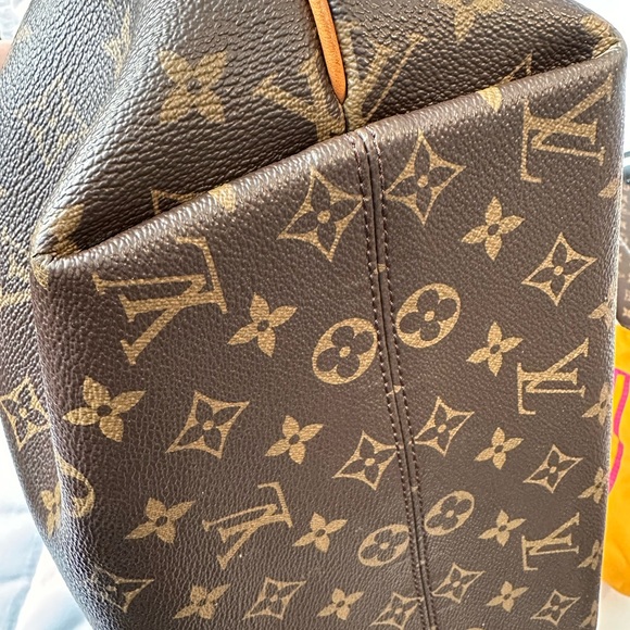 Authentic Louis Vuitton Turenne MM Monogram dust bag and box included. Well-kept - Picture 8 of 15